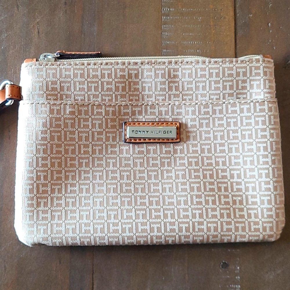 NWOT Tommy Hilfiger Wristlet
